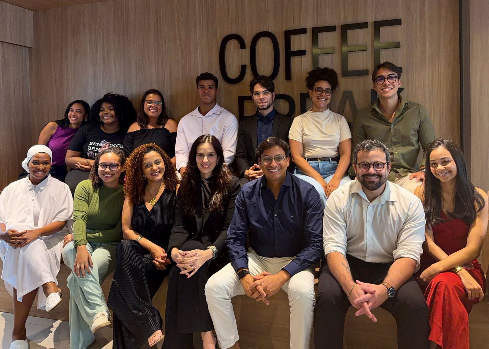Equipe do Rocha & Advogados reunida no escritório, em Salvador